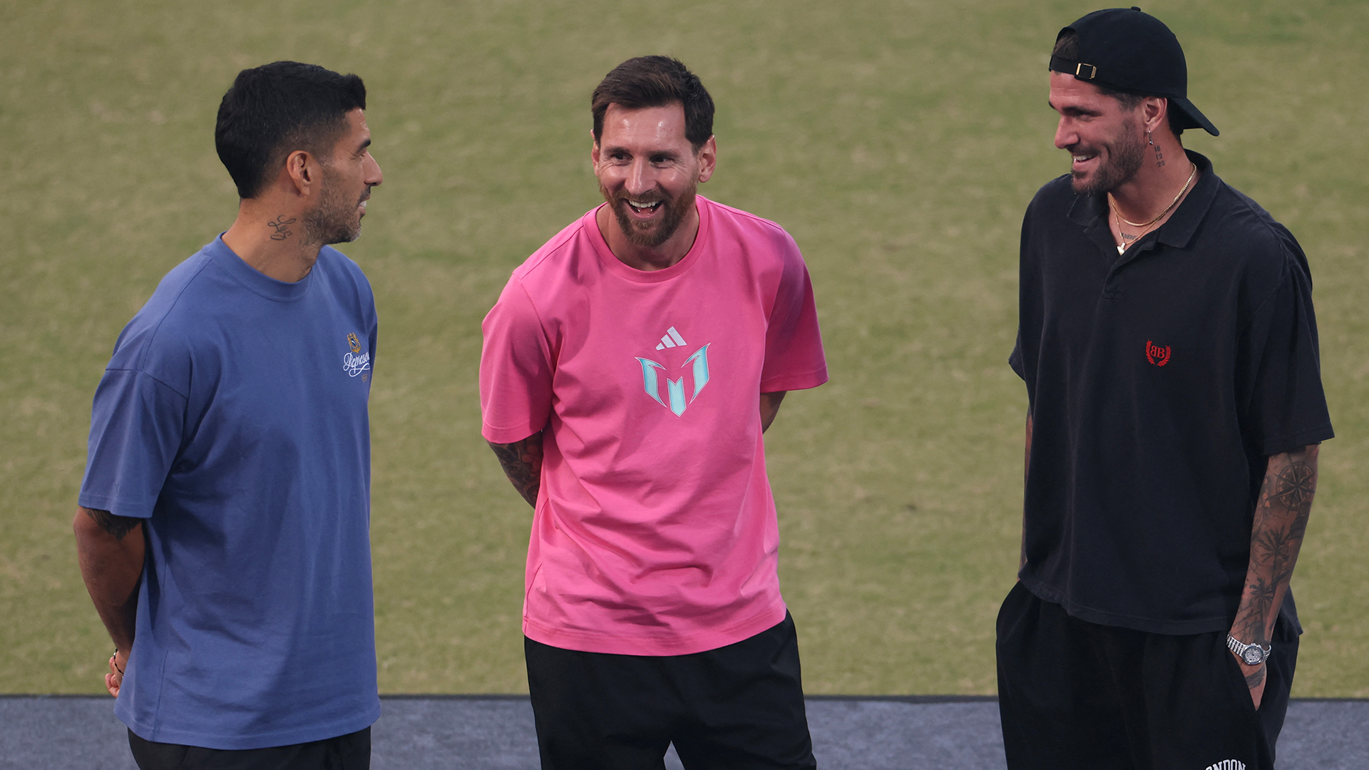 Luis Suárez, Lionel Messi y Rodrigo De Paul durante un evento promocional en la India.